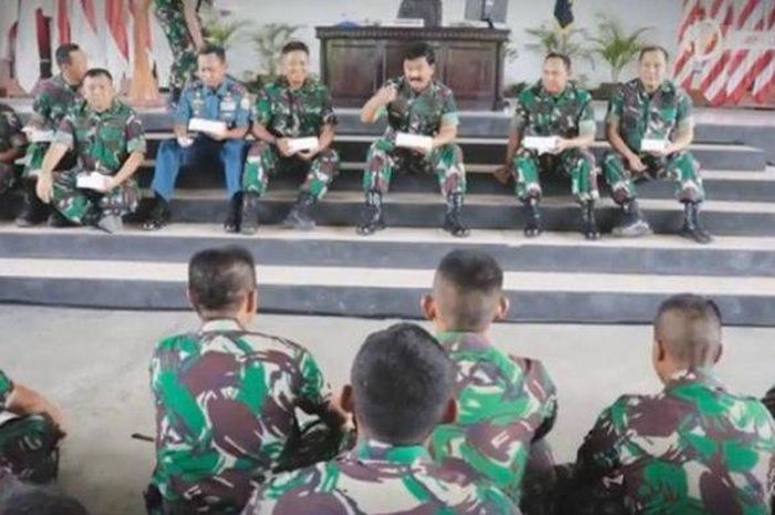 TNI Marsekal Hadi Tjahjanto memberikan Pengarahan & Motivasi Pada Prajurit Marinir.