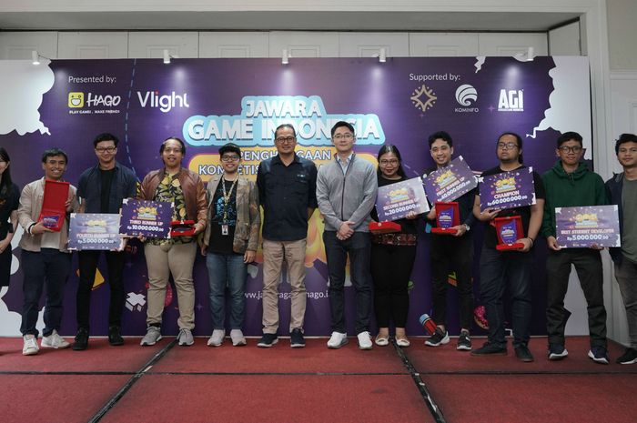 All Winners of the Indonesian Game Champion along with the vice president of Vlight Joshua Qiao, Keimmy Xu Country Manager from HAGO, Mr. Semuel Abrijani Pangerapan KOMINFO and Mr. Adam Ardisasmita as vice president of the Indonesian Game Association (AGI)