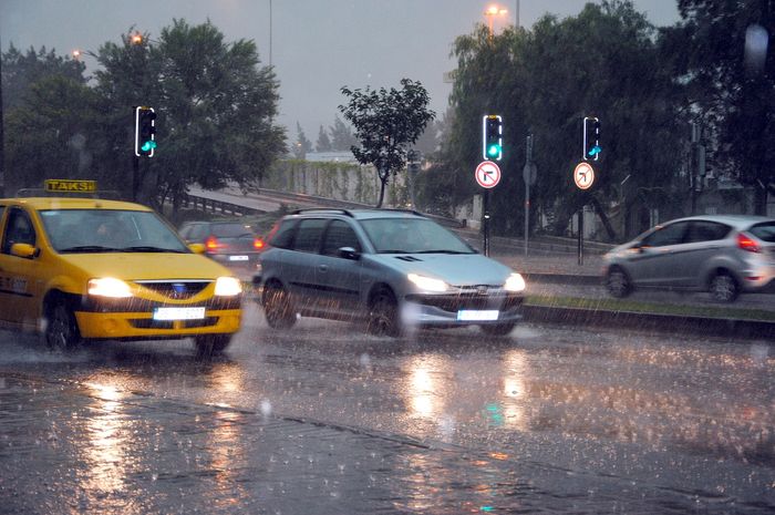 Berbahayakah Jika Berada di Mobil saat Ada Petir? AkuBacaAkuTahu Bobo