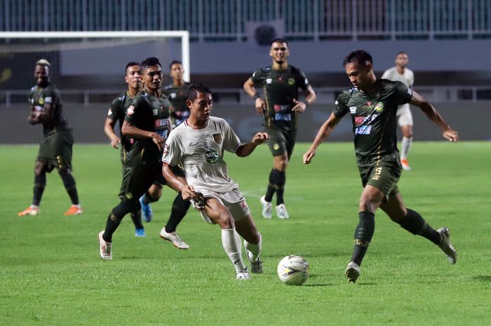 Pemain Tira Persikabo saat berebut bola dengan pemain Persela Lamongan pada laga lanjutan liga 1 di Stadion Pakansari, Cibinong, Bogor, Jawa Barat, Senin (16/12/2019). Pada laga tersebut Tira Persikabo unggul 1-0 dari Persela lamongan pada babak pertama.