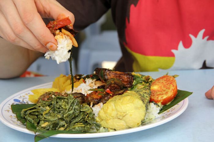 Makan menggunakan tangan adalah salah satu kebiasaan yang dianggap aneh oleh orang luar negeri. 