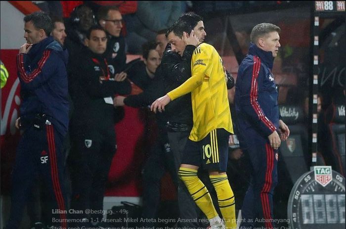 Mikel Arteta merangkul Mesut Oezil dalam laga Arsenal di kandang Bournemouth, 26 Desember 2019.