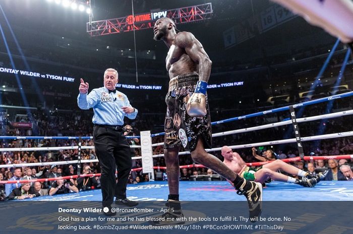 Deontay Wilder dan Tyson Fury ketika bertanding dalam duel pertama. Saat itu, Wilder sukses memukul jatuh Fury.