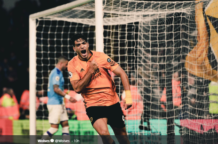 Striker Wolves, Raul Jimenez saat merayakan gol yang ia cetak ke gawang Manchester City di laga VOxing Day, Kamis (27/12/2019) atau Jumat dini hari WIB.