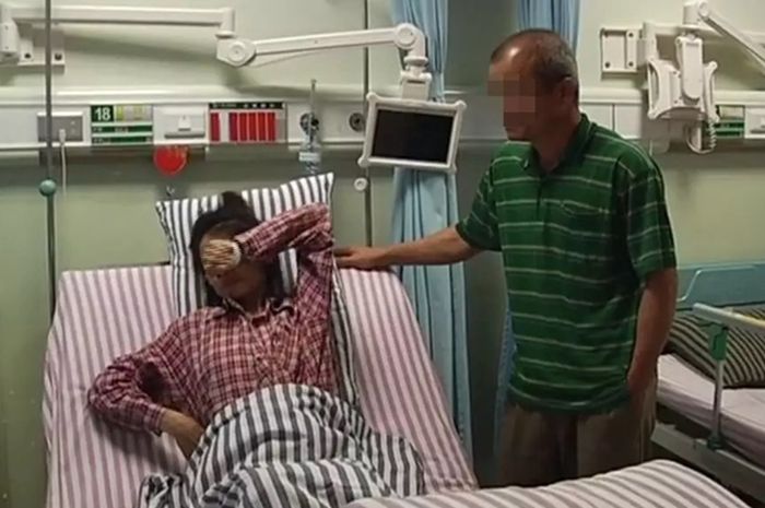 Huang saat diperiksa di rumah sakit.