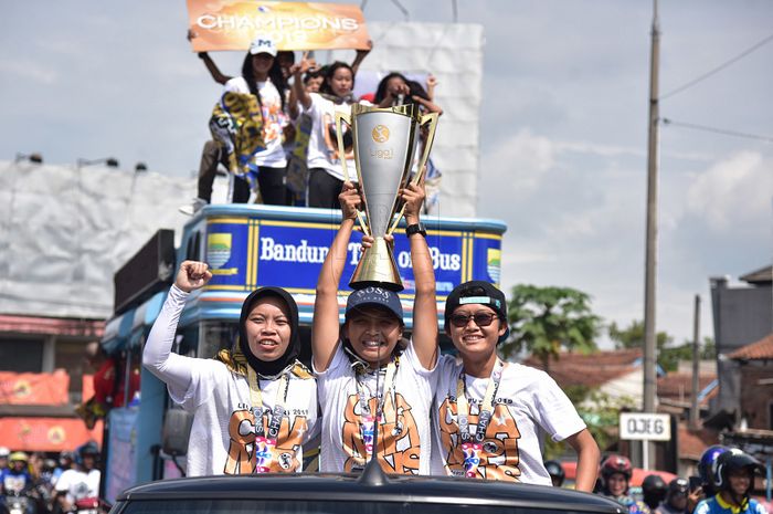 Konvoi skuat Persib Bandung putri usai juara Liga 1 2019
