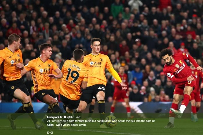 Aksi Mohamed Salah ketika melepaskan tembakan voli ke arah gawang Wolves yang coba dihadang 4 pemain lawan dalam lanjutan pertandingan Liga Inggris, Minggu (29/12/2019).
