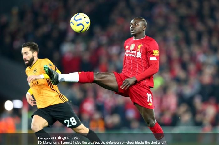 Sadio Mane berusaha menjangkau bola hasil umpan silang rekannya pada pertandingan melawan Wolverhampton Wanderers di Stadion Anfield, Minggu (29/12/2019).