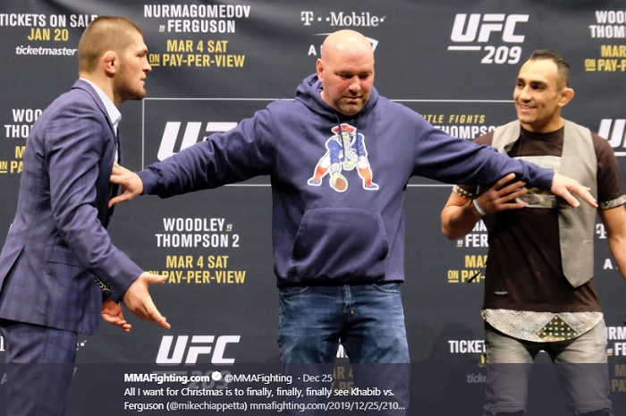 Bos UFC, Dana White, berada di antara Khabib Nurmagomedov (kiri) dan Tony Ferguson (kanan).