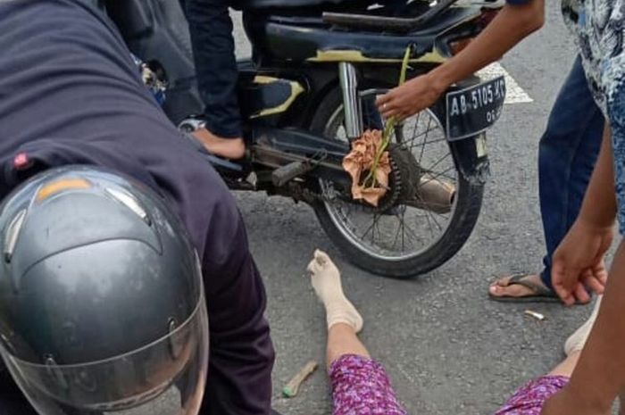 Seorang perempuan jatuh dan tewas usai rok panjang yang dikenakannya melilit gir motor