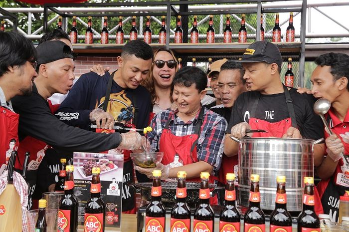 To celebrate Mom's Day on December 22, Heinz's Kecap ABC hold an event where husbands cook for their wives.