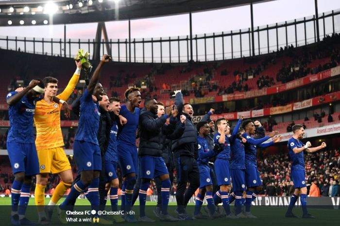 Para pemain Chelsea dan pelatih mereka, Frank Lampard, melakukan selebrasi di Stadion Emirates usai menang dramatis 2-1 atas Arsenal, Minggu (29/12/2019).
