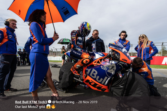 Pembalap Tech3 Marco Bezzechi bersiap-siap menjelang balapan Moto2 GP Valencia di Sirkuit Ricardo Tormo, Spanyol, 17 November 2019.