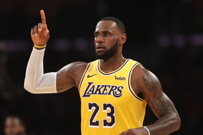 Pebasket megabintang Los Angeles Lakers, LeBron James, bereaksi usai mencetak poin untuk timnya dalam pertandingan musim reguler NBA 2019-2020.