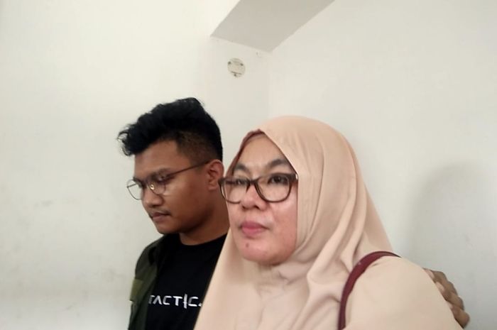 Ibunda Medina Zein saat menemui putrinya di Tahanan Polda Metro Jaya.