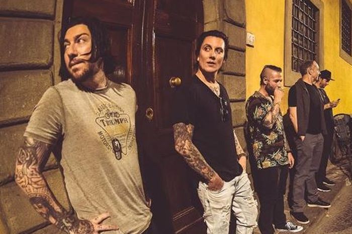 Lirik Lagu dan Chord Gitar 'Dear God' Milik Avenged ...