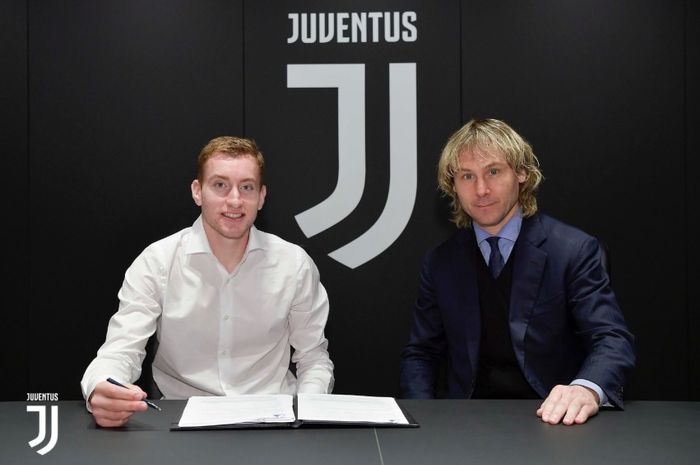 Dejan Kulusevski bersama Pavel Nedved saat menandatangani kontrak baru di Juventus