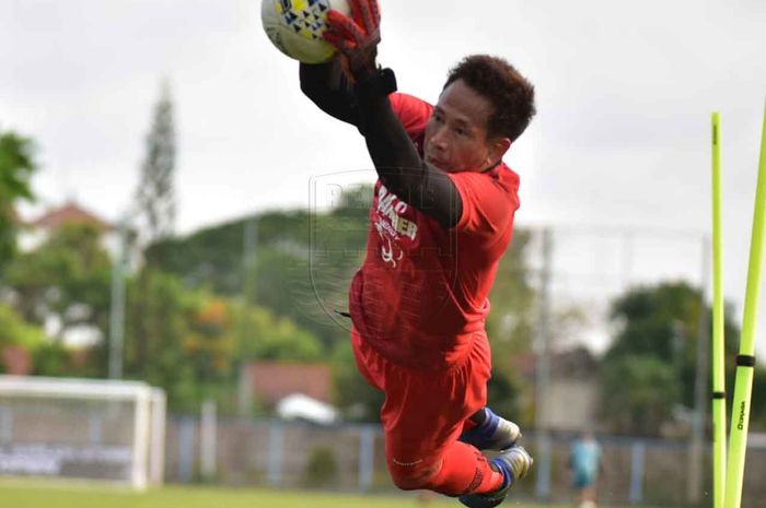 Kiper Persib Bandung, I Made Wirawan, saat mengikuti latihan tim pada gelaran Liga 1 2019.