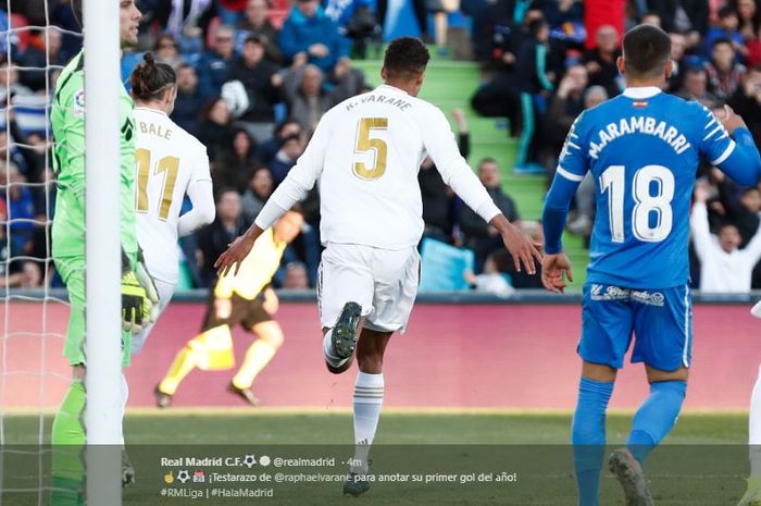 Selebrasi Raphael Varane usai mencetak gol kedua Real Madrid ke gawang Getafe pada laga Liga Spanyol, Sabtu (4/1/2020).