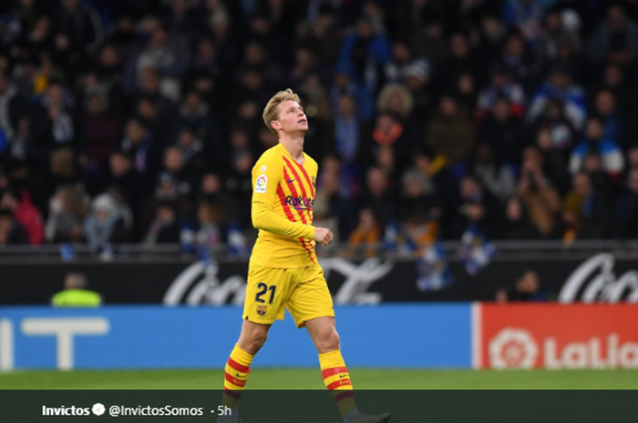 Gelandang Barcelona, Frenkie De Jong saat berjalan keluar lapangan setelah diberi kartu merah oleh  wasit di pertandingan Espanyol melawan Barcelona, Sabtu (4/1/2020).