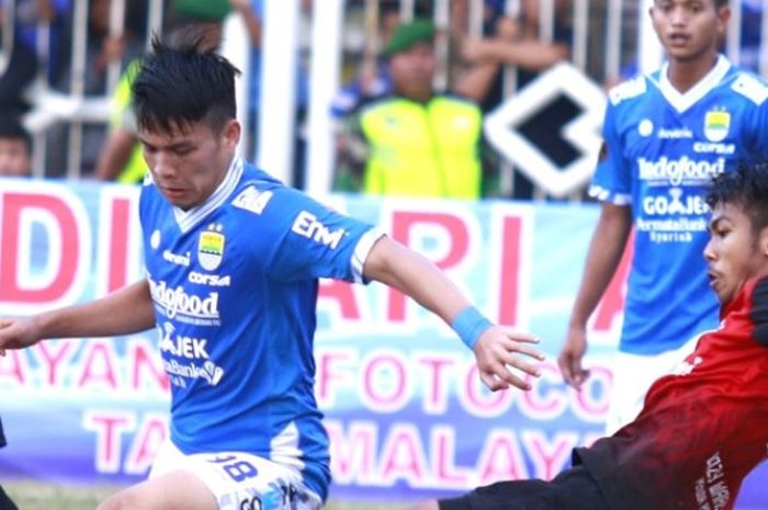 Penyerang Persib Bandung, Muchammad Wildan Ramdani (baju biru) saat mempertahankan bola dari pemain PSKC Cimahi.