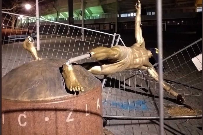 Patung Zlatan Ibrahimovic di depan Stadion Malmoe akhirnya roboh karena aksi vandalisme oknum suporter.