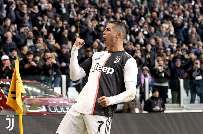 Megabintang Juventus, Cristiano Ronaldo, merayakan gol yang dicetak ke gawang Cagliari dalam laga Liga Italia di Allianz Stadium, Senin (6/1/2020).