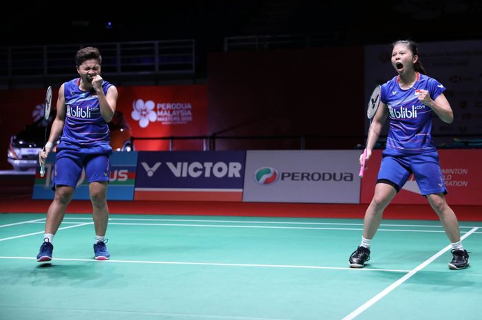 Pasangan ganda putri Indonesia, Greysia Polii/Apriyani Rahayu, bereaksi setelah memastikan diri ke babak kedua Malaysia Masters 2020 di Axiata Arena, Bukit Jalil, Selasa (7/1/2020).