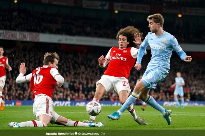 Aksi penyerang Leeds United, Patrick Bamford, dihadang oleh dua pemain Arsenal yakni Matteo Guendouzi dan Rob Holding pada pertandingan babak keempat Piala FA, Senin (6/1/2020).