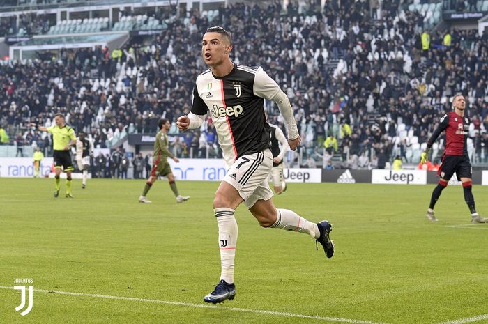 Megabintang Juventus, Cristiano Ronaldo, merayakan gol yang dicetak ke gawang Cagliari dalam laga Liga Italia di Allianz Stadium, Senin (6/1/2020).