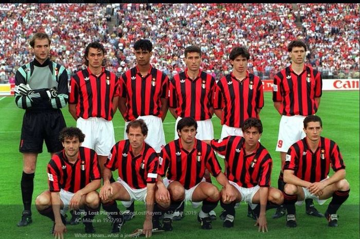 Skuad AC Milan berpose menjelang pertandingan pada musim 1992-1993.