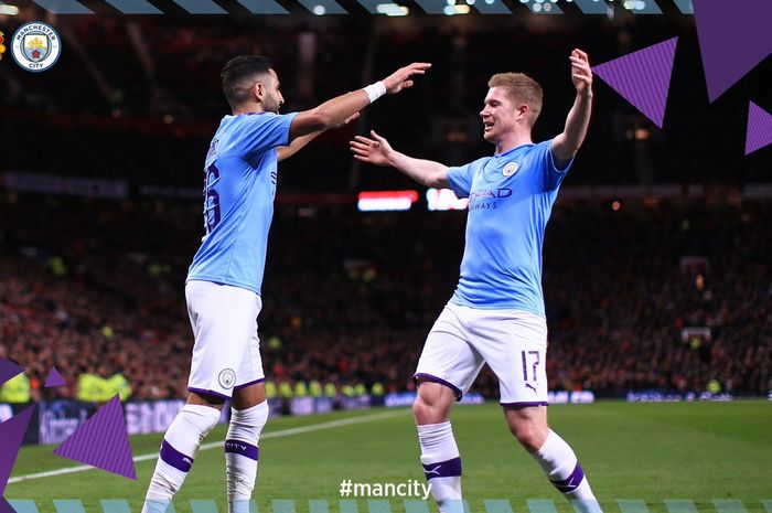 Penyerang Manchester City, Riyad Mahrez (kiri), merayakan golnya bersama Kevin De Bruyne dalam laga leg pertama semifinal Piala Liga Inggris di Stadion Old Trafford, Selasa (7/1/2020).