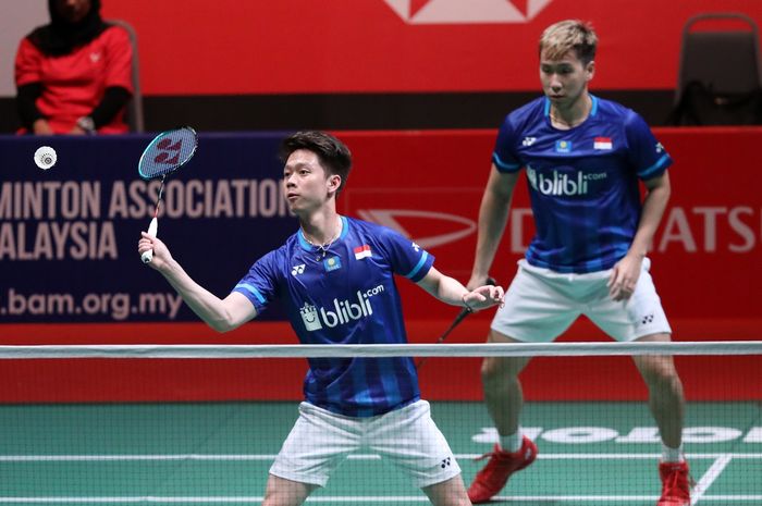 Pasangan ganda putra Indonesia, Marcus Fernaldi Gideon/Kevin Sanjaya Sukamuljo, saat menjalani laga melawan wakil Taiwan, Lin Chia Yu/Yang Ming-Tse, pada babak kesatu Malaysia Masters 2020.