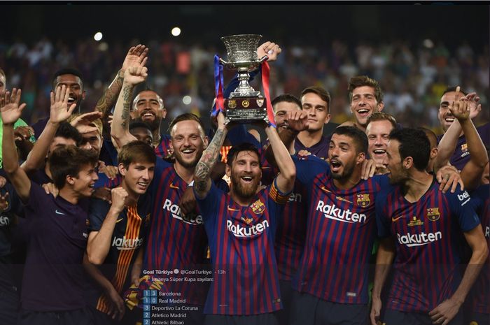 Lionel Messi mengangkat trofi Piala Super Spanyol yang dimenangi Barcelona tahun lalu.