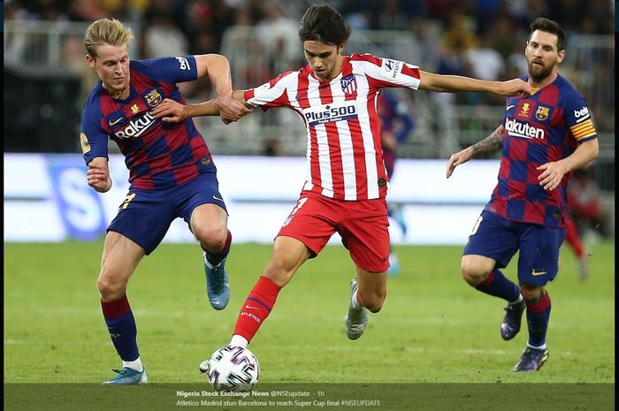 Joao Felix (tengah) berlaga dalam duel semifinal Piala Super Spanyol antara Barcelona kontra Atletico Madrid di King Abdullah Sports City, Jeddah, 9 Januari 2020.