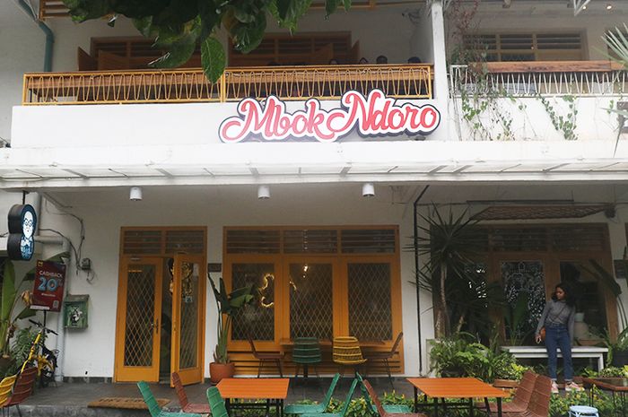 Situated at M Bloc Space, Mbok Ndoro offers answer to people who reluctant to eat at warteg with clean rooms and casual ambience.