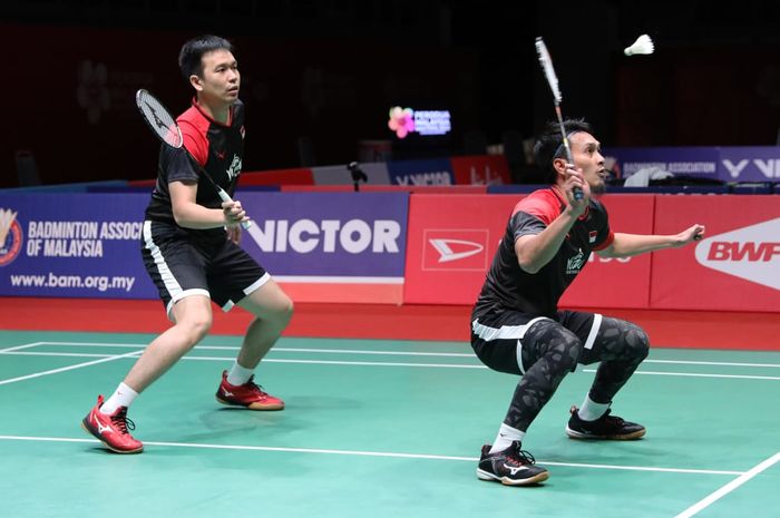 Pasangan ganda putra Indonesia, Mohammad Ahsan/Hendra Setiawan, saat bertanding melawan Li Jun Hui/Liu Yu Chen (China) pada semifinal Malaysia Masters 2020 di Axiata Arena, Bukit Jalil, Kuala Lumpur, Malaysia, Sabtu (11/1/2020).