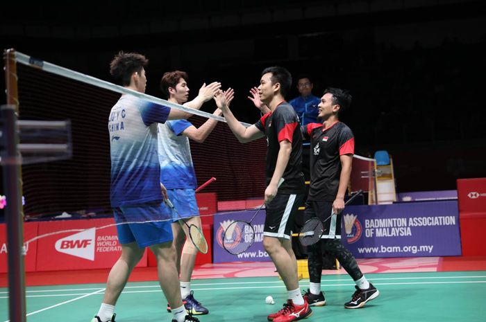 Pasangan ganda putra Indonesia, Mohammad Ahsan/Hendra Setiawan, bersalaman dengan duet Li Jun Hui/Liu Yu Chen dari China usai pertandingan semifinal Malaysia Masters 2020 di Axiata Arena, Bukit Jalil, Kuala Lumpur, Sabtu (11/1/2020).