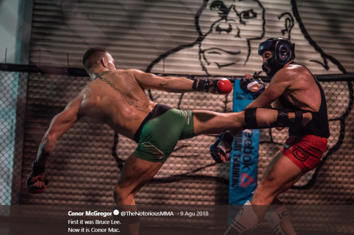 Petarung UFC, Conor McGregor, mempraktekan tendangan mirip Bruce Lee.