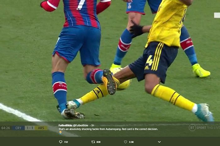 Tekel horor penyerang Arsenal, Pierre-Emerick Aubameyang terhadap pemain Crystal Palace, Max Meyer dalam lanjutan Liga Inggris pekan ke-21, Sabtu (11/1/2020).