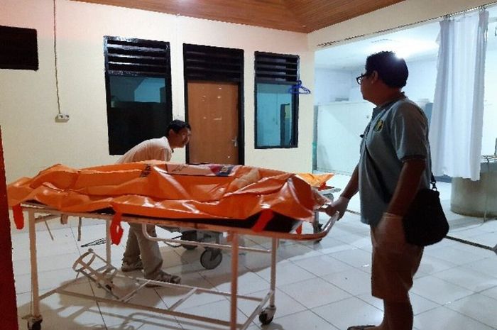 Detik-detik kedua pasangan dievakuasi