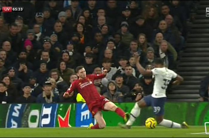 Pelanggaran berbahaya Andrew Robertson terhadap Japhet Tanganga pada laga Liverpool vs Tottenham di pekan ke-22 Liga Inggris, Sabtu (11/1/2020).