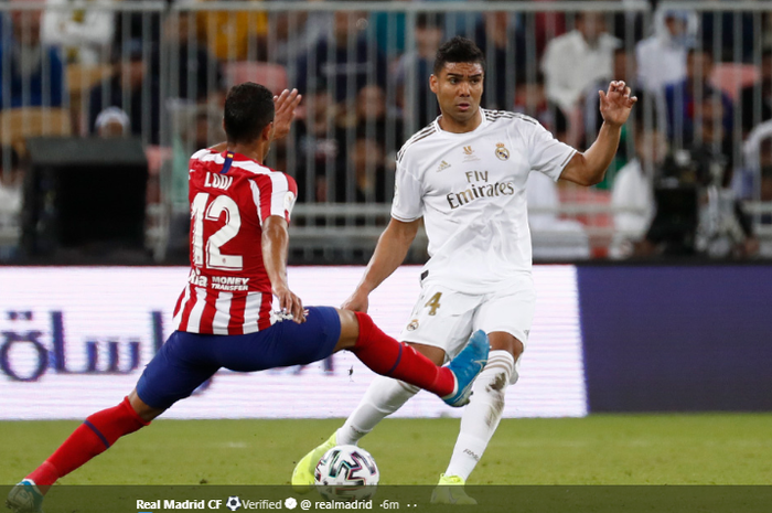 Aksi gelandang Real Madrid, Casemiro (kanan) dalam partai final Piala Super Spanyol, Senin (13/1/2019) dini hari.