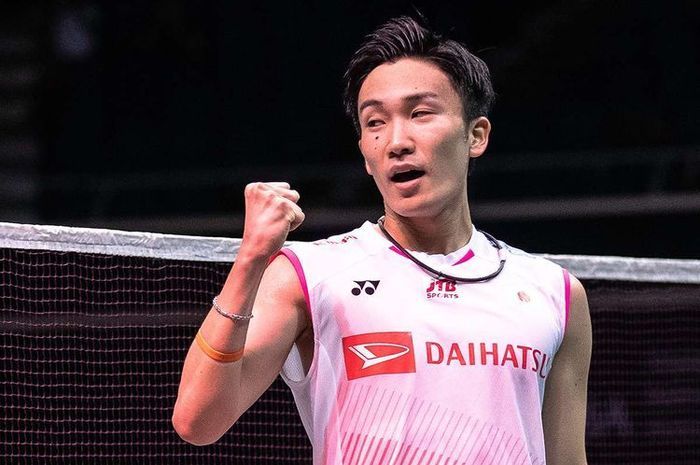 Atlet bulu tangkis Kento Momota.