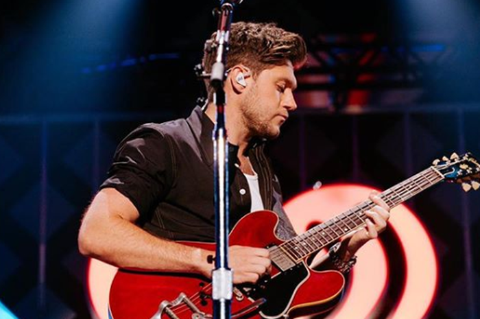 Lirik dan Terjemahan Lagu 'Put a Little Love on Me' Milik Niall Horan