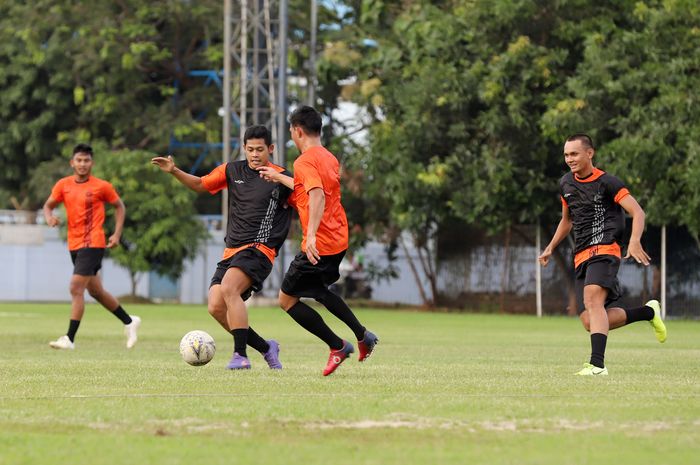 Sejumlah pemain Persija Jakarta saat mengikuti sesi latihan perdana di Lapangan PSAU Sutasoma Halim Perdanakusuma, Jakarta Timur, Senin (13/1/2020). Latihan perdana tersebut guna menyongsong Liga 1 2020. Tribunnews/Jeprima 