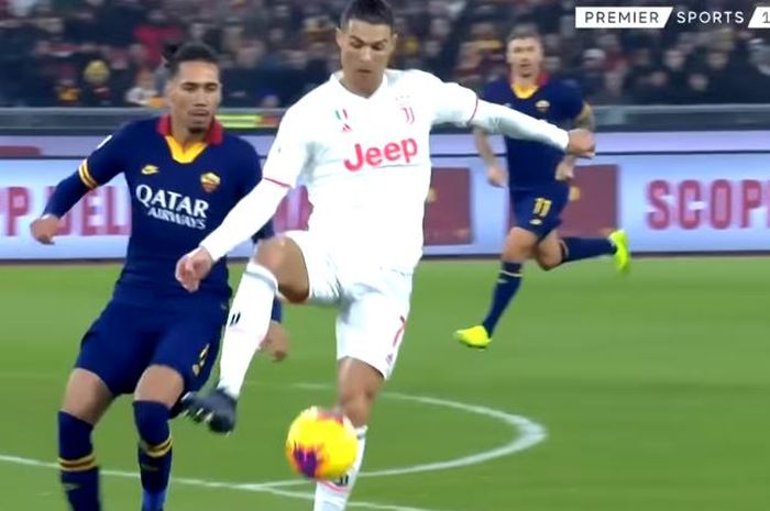 Bek AS Roma, Chris Smalling, mencoba menghadang striker Juventus, Cristiano Ronaldo, pada laga Liga Italia Serie A, Senin (13/1/2020) di Stadion Olimpico, Roma.