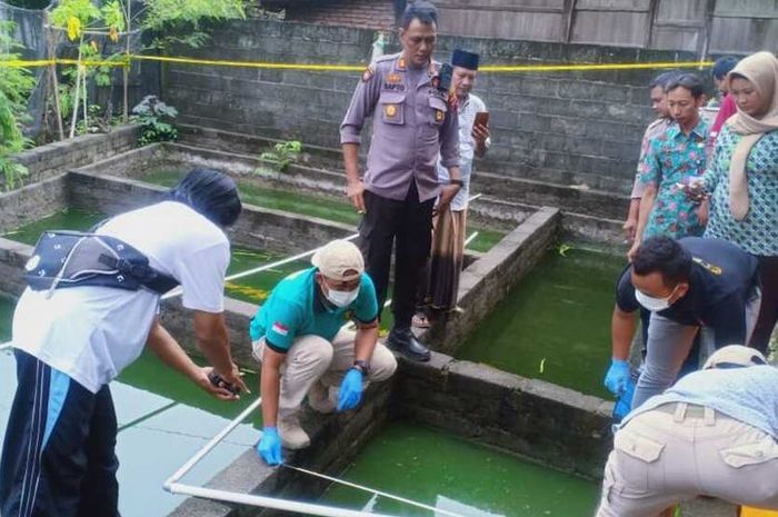 Kepolisian menggelar olah TKP di lokasi penemuan mayat bayi perempuan di Desa Penawangan, Kecamatan Penawangan, Kabupaten Grobogan, Jawa Tengah, Sabtu (11/1/2020)