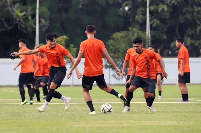 Sejumlah pemain Persija Jakarta saat mengikuti sesi latihan perdana di Lapangan PSAU Sutasoma Halim Perdanakusuma, Jakarta Timur, Senin (13/1/2020). Latihan perdana tersebut guna menyongsong Liga 1 2020. Tribunnews/Jeprima 