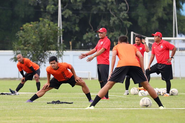 Sejumlah pemain Persija Jakarta saat mengikuti sesi latihan perdana di Lapangan PSAU Sutasoma Halim Perdanakusuma, Jakarta Timur, Senin (13/1/2020). Latihan perdana tersebut guna menyongsong Liga 1 2020. Tribunnews/Jeprima 